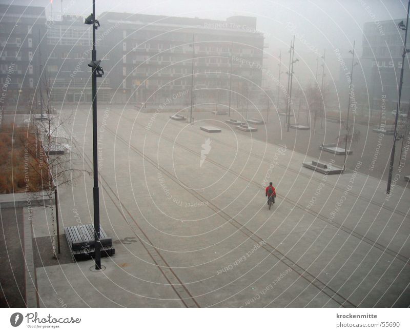 platznebel Nebel Platz Turbinenplatz rot Überqueren Laterne Winter freihändig Sitzinsel Vogelperspektive kalt Einsamkeit trist Trauer Zürich Morgen Traurigkeit