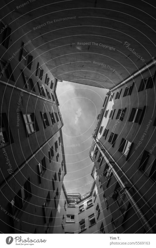 der Himmel im Hinterhof Berlin s/w Schwarzweißfoto Außenaufnahme Tag Stadt Architektur Hauptstadt Stadtzentrum Menschenleer Bauwerk bnw Gebäude Altstadt Haus