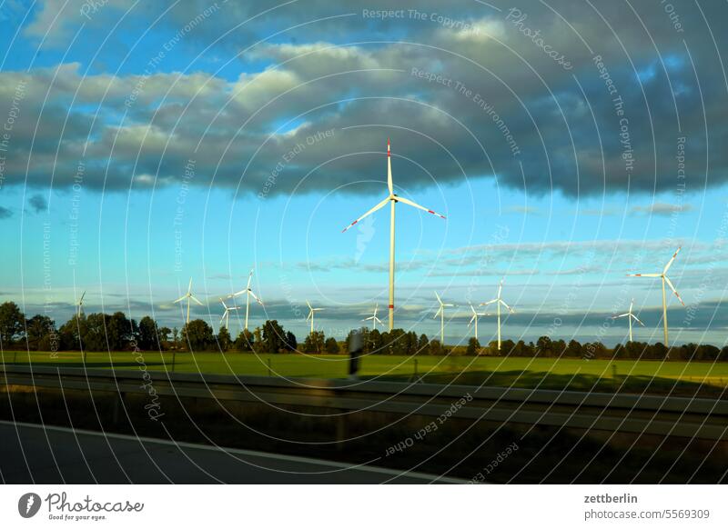 Windkraft asphalt autobahn fahren ferien fortbewegung gerade reise richtung schnelligkeit spur straße straßenverkehr tempo tourismus transport urlaub zeichen