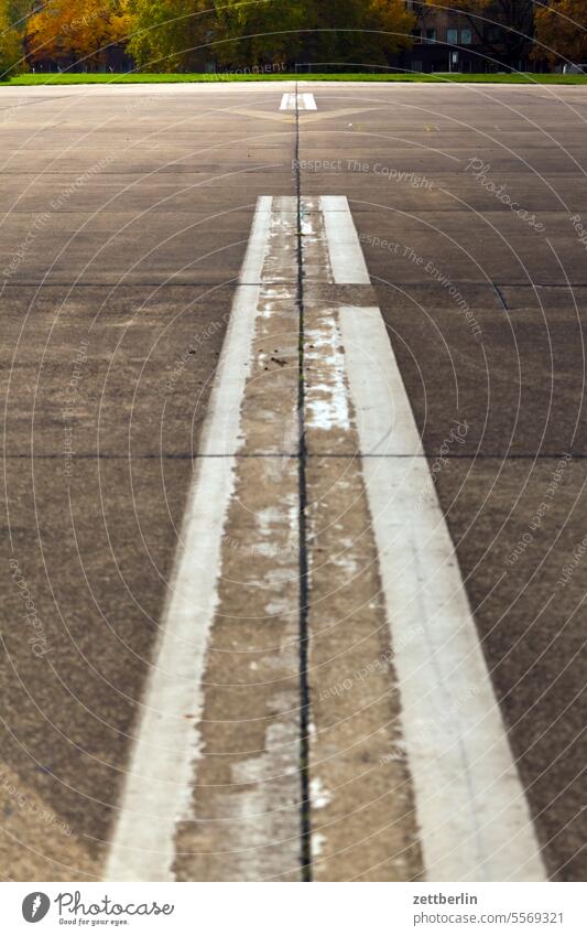 Rollbahn berlin ferne flugbahn flughafen flugplatz freiheit frühling himmel horizont menschenleer rollbahn skyline sommer spiegelbild tempelhof tempelhofer feld