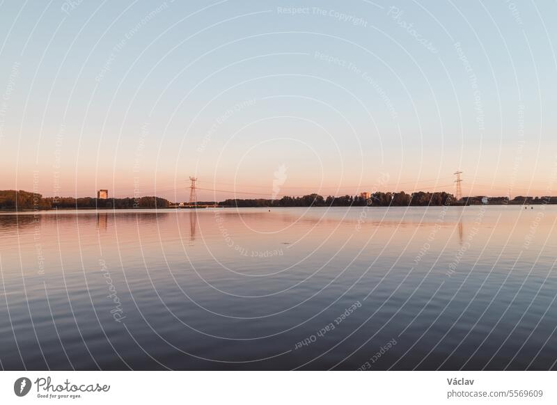 Bunte Wasseroberfläche und Himmel bei Sonnenuntergang im Sommer in Almere, Niederlande Fotografie keine Menschen Amsterdam Bezirk Downtown beleuchtet Oktober