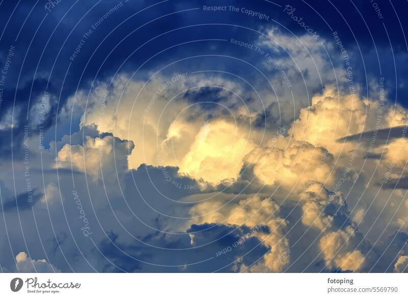 Diese Wolkenformation ist eine Ansammlung von Cumuluswolken. Die Wolken auf dem Bild sind dunkel und stürmisch, was auf eine bevorstehende Wetteränderung hindeutet.