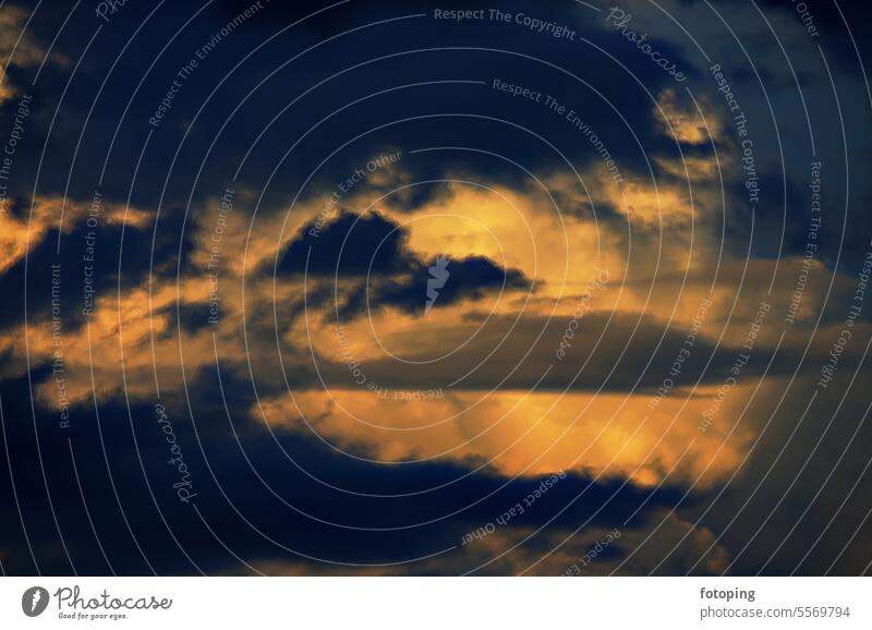 Diese Wolkenformation ist eine Ansammlung von Cumuluswolken. Die Wolken auf dem Bild sind dunkel und stürmisch, was auf eine bevorstehende Wetteränderung hindeutet.