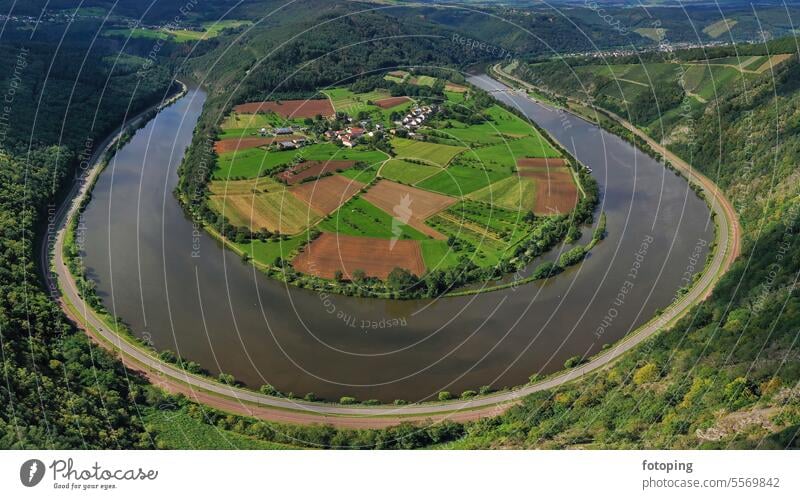 Flussschleife der Saar. Der Fluss windet sich durch das Tal und ist von grünen Hügeln und Wäldern umgeben. Serrig, Kastel-Staadt, Taben-Rodt, Rheinland-Pfalz, Deutschland.