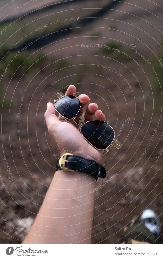 Stilvolle Sonnenbrille in Nahaufnahme stylisch Mode modisch gestalten stilvoll abschließen Hand Handarbeit Hände Hände hoch Produkt Produktfotografie