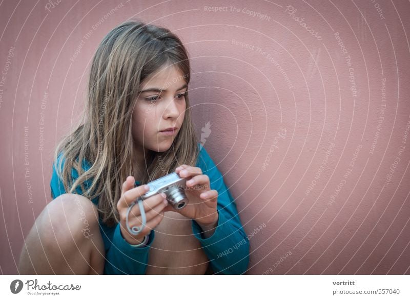 Bilderjagd feminin Mädchen 1 Mensch 8-13 Jahre Kind Kindheit brünett langhaarig Begeisterung achtsam Wachsamkeit Fotografieren beobachten Fotokamera Wand Pirsch