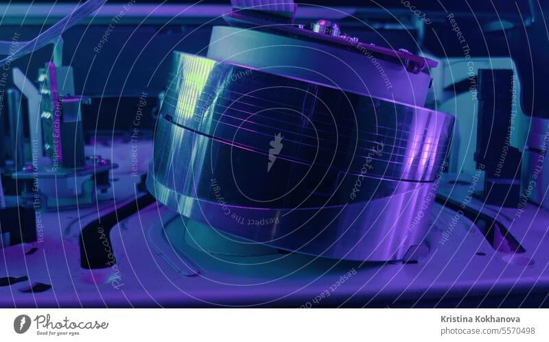 Makroansicht des Magnetkopfmechanismus in einem VHS-Videokassettenspieler. Gerät alt Spieler Schreiber retro Klebeband Technik & Technologie vcr vhs