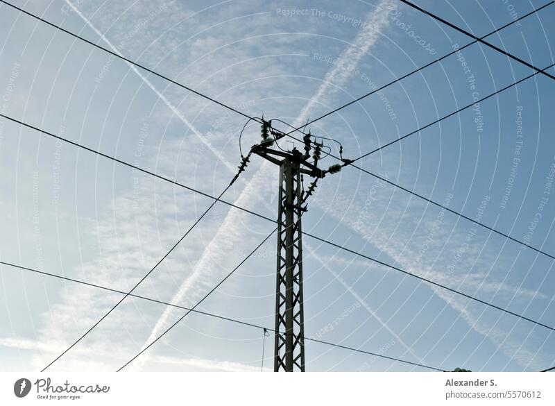 Kabelmast und Kabel vor Himmel Leitungen Bahnleitungen Bahnstrecke Muster Linien Linien und Formen Strukturen & Formen abstrakt graphisch