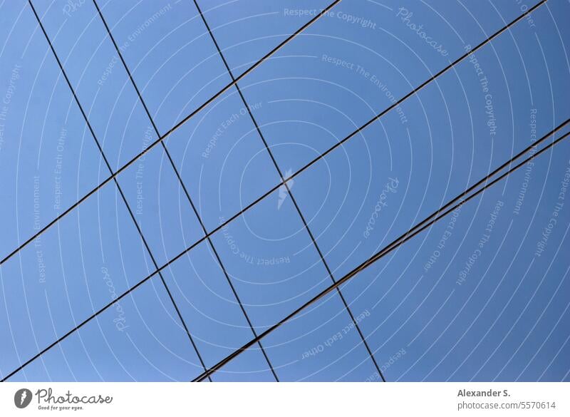 Leitungen vor Himmel Kabel Bahnleitungen Bahnstrecke Muster Linien Linien und Formen Strukturen & Formen abstrakt graphisch