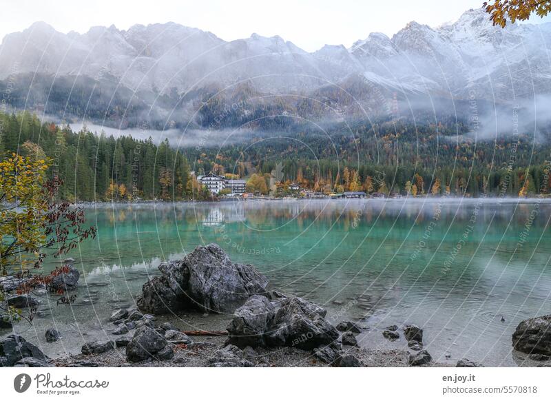 Mystischer Eibsee mystisch Zugspitze Nebel Spiegelung Bayern Zugspitzmassiv Berge u. Gebirge Gipfel Schneebedeckte Gipfel Herbst Zugspietzbahn Seilbahn Ruhe