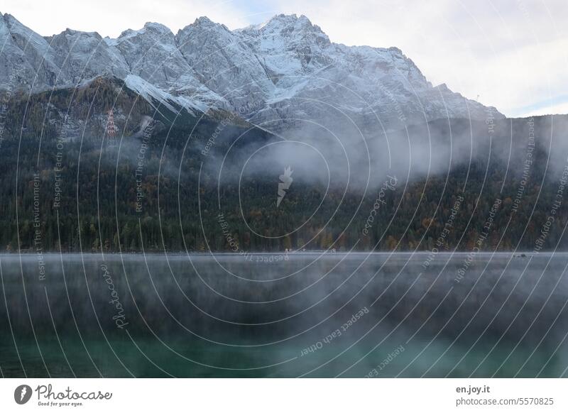 Mystischer Eibsee mystisch Zugspitze Nebel Spiegelung Bayern Zugspitzmassiv Berge u. Gebirge Gipfel Schneebedeckte Gipfel Herbst Zugspietzbahn Seilbahn Ruhe