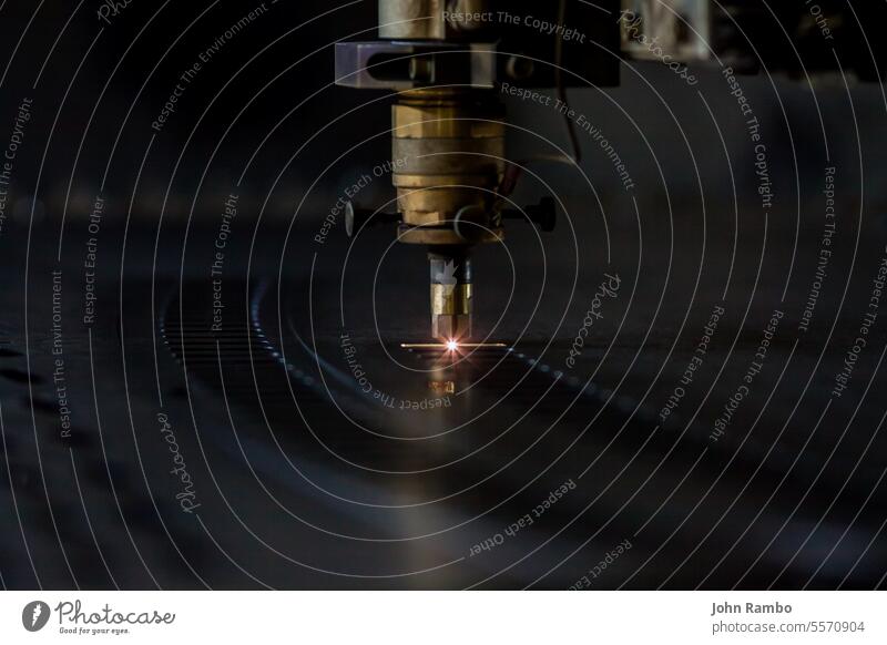 Verfahren zum industriellen Laserschneiden von Blechen Schneiden Metall Maschinenbau Technik & Technologie Herstellung Stahl Industrie Verarbeitung Funken