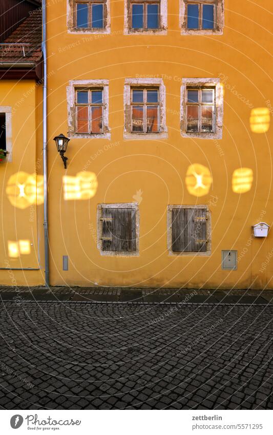 Fassade mit Sonnenflecken, Pirna altstadt architektur elbe elbufer geschichte historisch historische altstadt markt marktplatz neustadt pirna sachsen