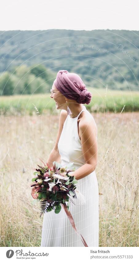 BRAUT - LACHEN - NATUR Braut Brautkleid Blumenstrauß Wegsehen lachen Natur Feld Schlank schön ästhetisch natürlich Glück glücklich Hochzeit Feste & Feiern