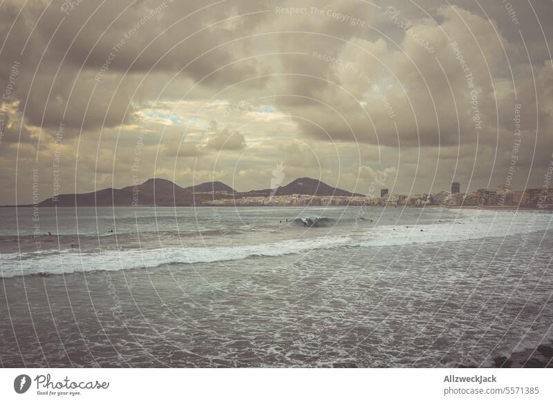 stürmisches See und wolkiger Himmel am Strand von Playa de las Canteras in Las Palmas, Gran Canaria. las palmas Las Palmas de Gran Canaria strandpromenade Meer