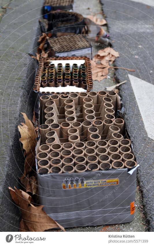 der rinnstein nach silvester neujahr feuerwerk reste dreck müll knaller raketen böller feuerwerkskörper abgebrannt verbrannt neujahrstag neujahrsmorgen