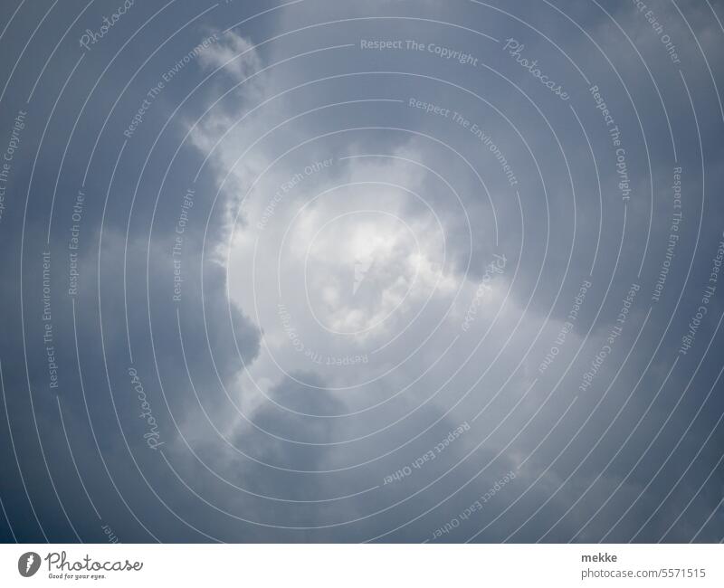 Lichtblick Wolken Himmel Sonnenlicht Sommer schön Umwelt Wetter Wolkenloch Hoffnung bedrohlich Wolkenlücke Lücke Lichterscheinung Schönes Wetter Sonnenstrahlen