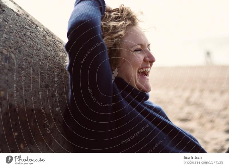 TAG AM STRAND - LACHEN - GENIESSEN Frau 30 bis 40 Jahre blond Locken lachen herzlich glücklich Lebensfreude genießen Erwachsene Farbfoto Fröhlichkeit Glück