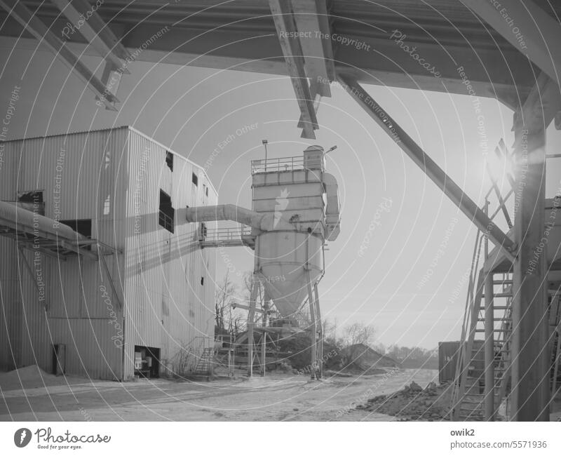 Sandkasten Kieswerk Kiesgrube Industrie Außenaufnahme Industrieanlage Wolkenloser Himmel Sonnenlicht Gegenlicht leuchten strahlend Menschenleer Schwarzweißfoto