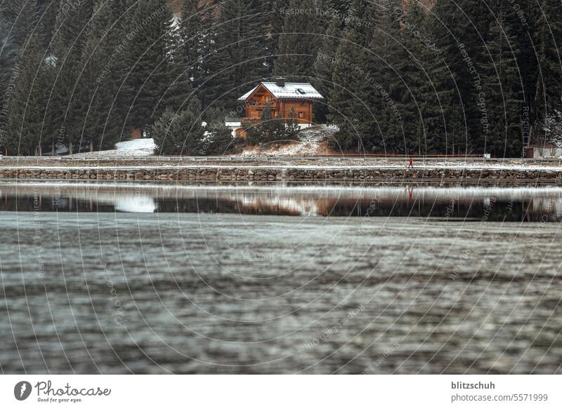 Haus am See an einem November Morgen Morgenstimmung Winterurlaub Gefroren Landschaft Switzerland Schnee Natur Suisse Wintersport Umwelt Tourismus kalt tourismus