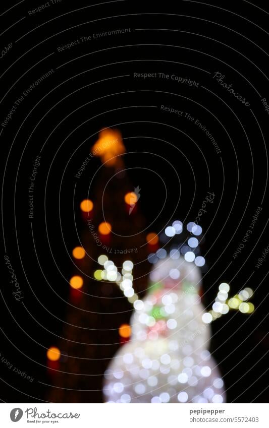 Weihnachtsbaum mit Schneemann im Vordergrund und Bokeh Weihnachtsdekoration Weihnachten & Advent weihnachten konzept hintergrund Weihnachtsbaumschmuck