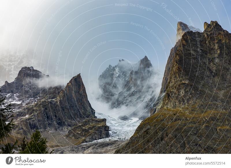 Berggestalten Gipfel Wolken Felsen Hochgebirge Alpen Berge u. Gebirge Schneebedeckte Gipfel Farbfoto Landschaft Außenaufnahme Mont Blanc Natur Menschenleer kalt