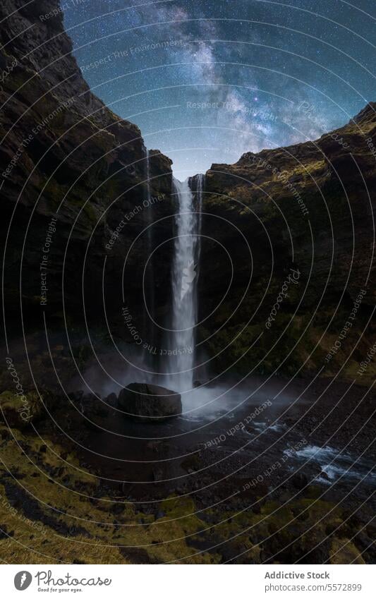 Nächtlicher Wasserfall unter Sternenhimmel in Island Nacht Himmel Klippe Kaskade Felsen Natur Landschaft dunkel fließen Schönheit im Freien Ruhe Gelassenheit