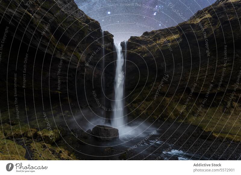 Nächtlicher Wasserfall unter Sternenhimmel in Island Nacht Himmel Klippe Kaskade Felsen Natur Landschaft dunkel fließen Schönheit im Freien Ruhe Gelassenheit