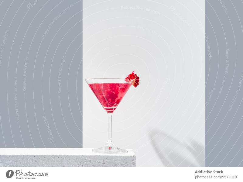 Elegante Präsentation eines Granatapfel-Cocktails Glas rot Garnierung Hintergrund Schatten grau pulsierend Getränk trinken elegant dekorativ Belag Silhouette