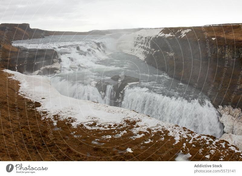 Schöner Wasserfall und Berge gegen bewölkten Himmel Berge u. Gebirge schön reißend Natur schäumen fließend majestätisch wolkig Landschaft Langzeitbelichtung