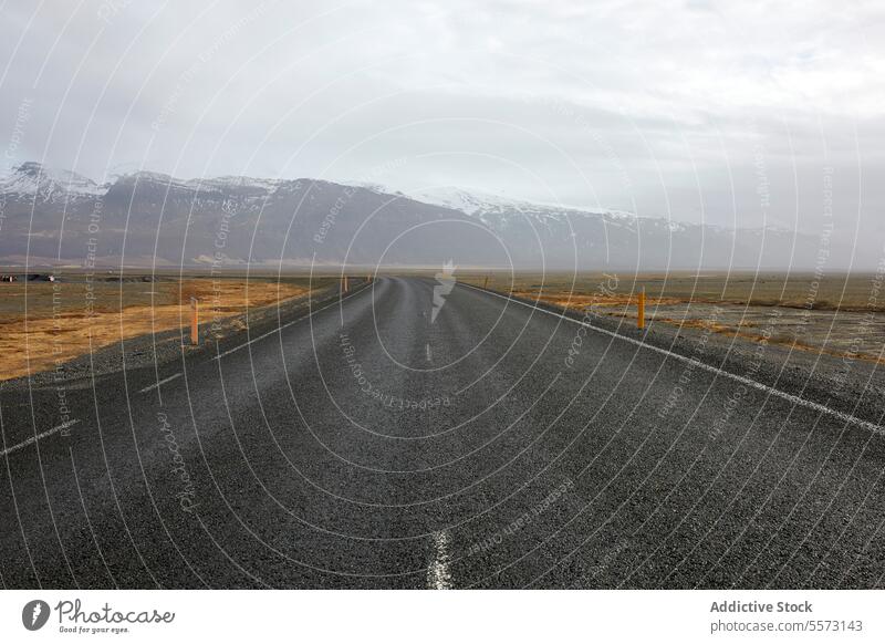 Leere Asphaltstraße und malerische Landschaft mit Himmel Straße leer Fahrbahn Markierung Feld Schnee Berge u. Gebirge reisen abnehmend Autobahn Ausflugsziel