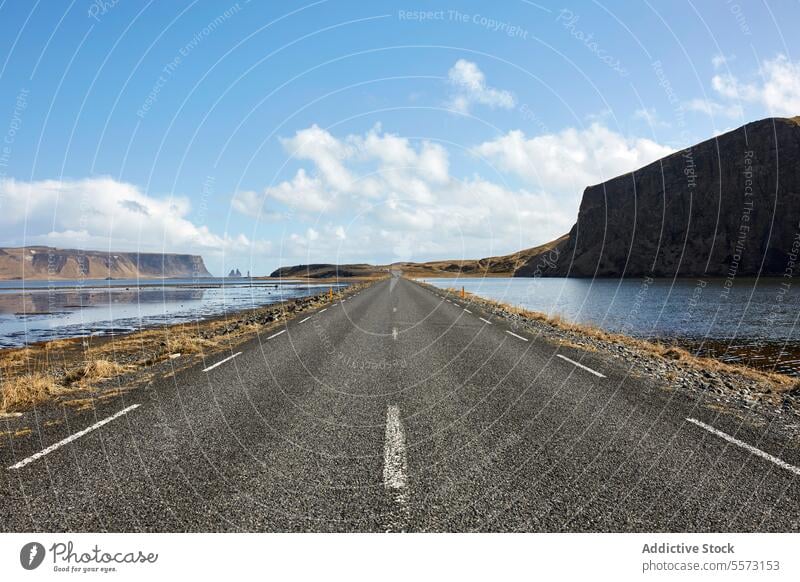 Leere Asphaltstraße und malerische Landschaft gegen den Himmel Straße leer Fahrbahn Markierung Feld Berge u. Gebirge reisen abnehmend Cloud Autobahn