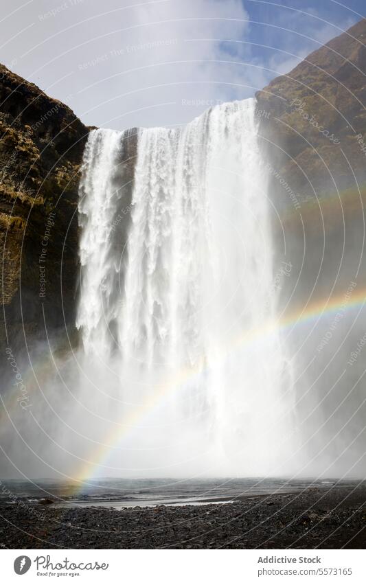 Regenbogen in der Nähe eines Wasserfalls in der Natur Klippe Berge u. Gebirge Kraft strömen platschen Energie Island Lichtbrechung rein malerisch Hochland