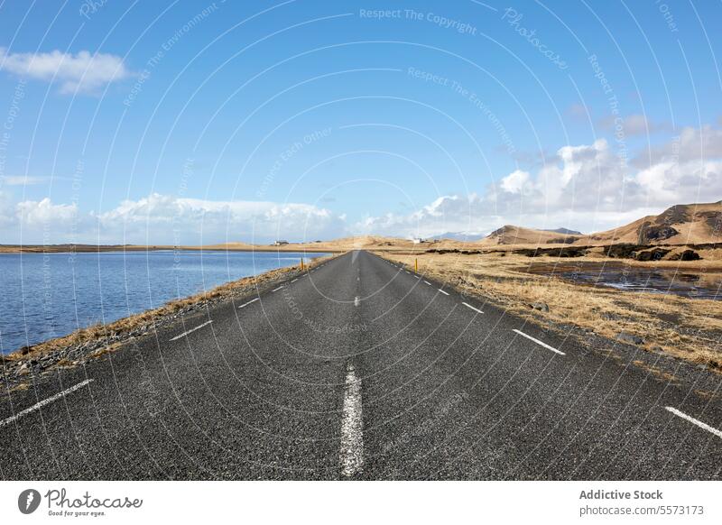 Leere Asphaltstraße und malerische Landschaft gegen den Himmel Straße leer Fahrbahn Markierung Feld Berge u. Gebirge reisen abnehmend Cloud Autobahn