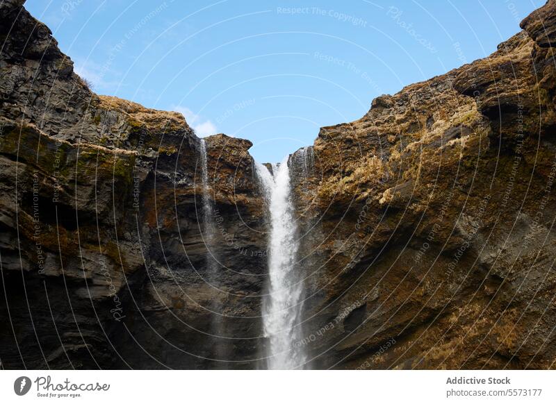 Niedriger Winkel des schönen Wasserfalls und der felsigen Klippe in Island platschen majestätisch reißend Felsen Klarer Himmel Landschaft reisen Natur Wildnis