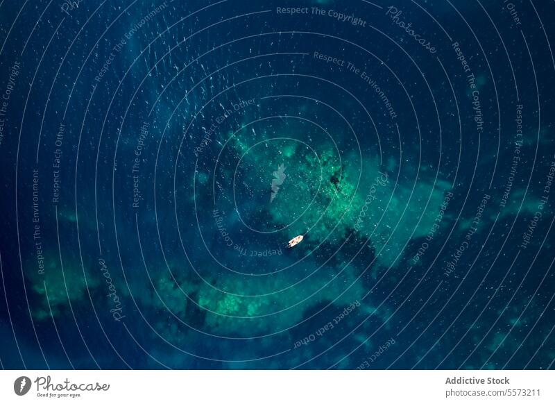 Blick von oben auf ein Segelboot in türkisfarbenem Wasser Luftaufnahme Drohnenansicht Meer grün Schifffahrt MEER Reise Boot Natur marin im Freien Szene Rippeln