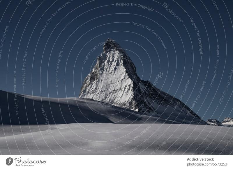 Verschneiter Berggipfel unter klarem Himmel Gipfel Berge u. Gebirge Schnee Landschaft Blauer Himmel Höhe Natur Wildnis Winter kalt hoch Berghang Felsspitze