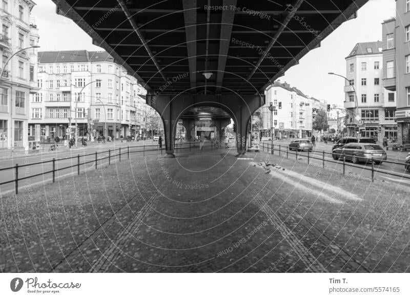 Ecke Schönhauser Prenzlauer Berg Berlin s/w Viadukt Schwarzweißfoto Stadtzentrum Hauptstadt Altstadt Außenaufnahme Tag bnw Menschenleer Architektur Bauwerk