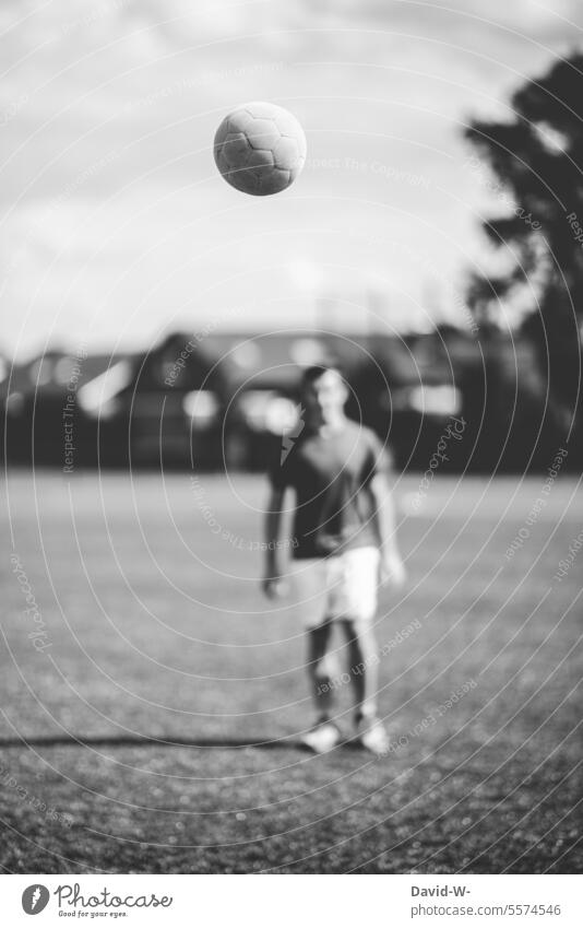 Fußball spielen - Fußballer mit Ball EM Europameisterschaft hobby Schwarzweißfoto Nostalgie Vergangenheit fliegen Sport