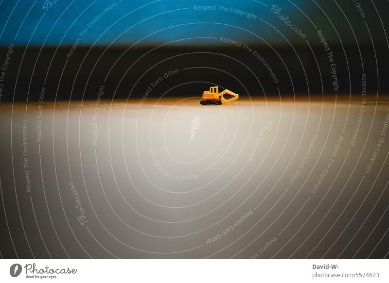 ein minni Minnibagger Minibagger Kinderspielzeug Spielzeug Baumaschine klein winzig Fußboden Kinderzimmer Spielen Kindheit Bagger aufgeräumt