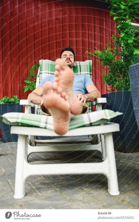 ausruhen und die Beine hochlegen beine hochlegen Mann Pause genießen Garten chillen Auszeit Gartenliege Zufriedenheit Gelassenheit faulenzen entspannen Sommer