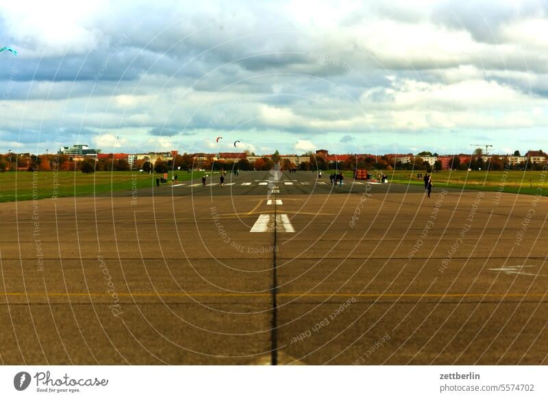 Zentralflughafen Berlin-Tempelhof, Rollbahn berlin ferne flugbahn flugplatz freiheit frühling himmel horizont menschenleer rollbahn skyline sommer spiegelbild