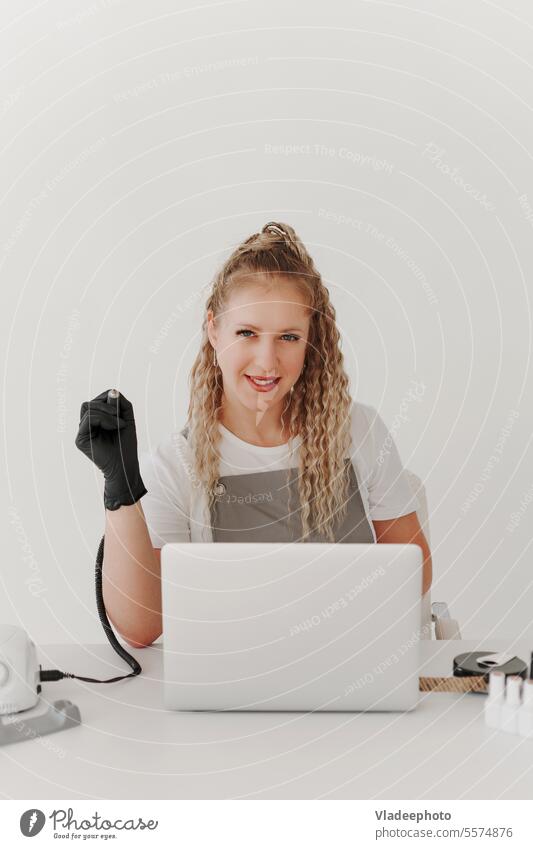 Frau Professionelle Maniküre an ihrem Schreibtisch arbeitet mit einem Laptop. Registrieren Sie sich für Maniküre Dienstleistungen, Freelancer Work Schedule