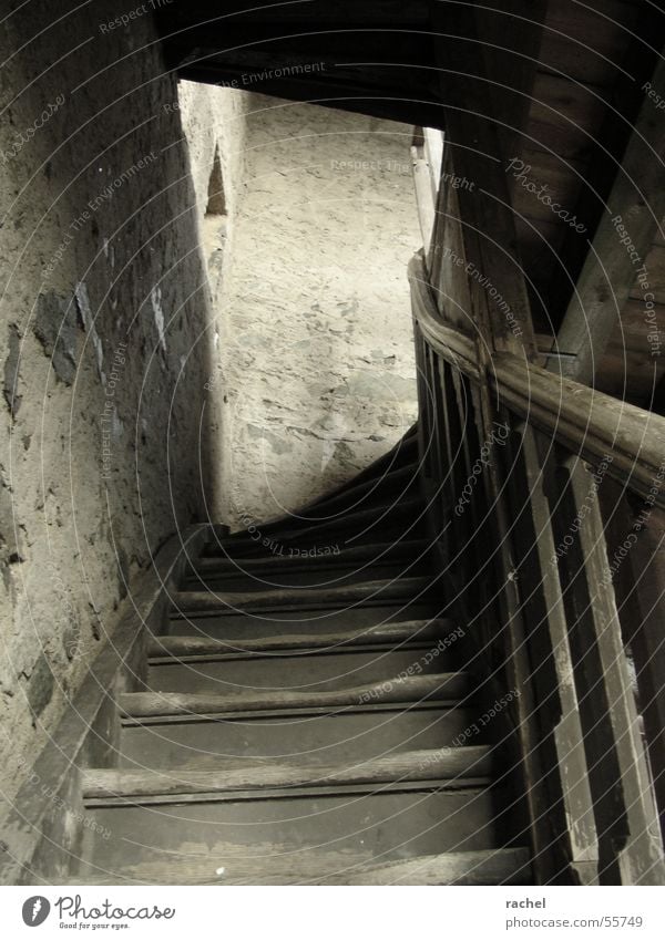 auf ausgetretenen Stufen Treppe Treppenhaus Holz aufsteigen Gebäude Mauer Deckendurchbruch Dachgebälk Holzbrett Fenster historisch verfallen Licht grau Ruine