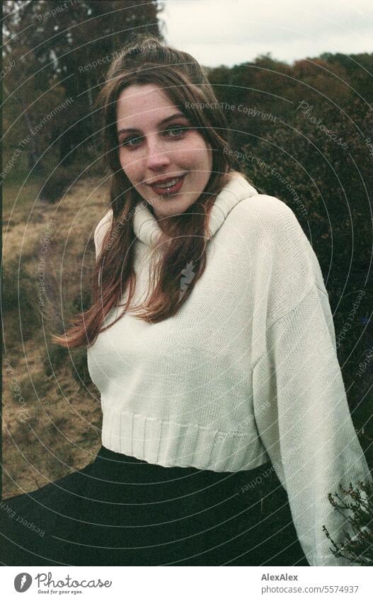 Junge Frau in weißem Wollpullover in einer Heidelandschaft im Herbst - analoges Kleinbild junge Frau groß große Frau schlank hell Freude Landschaft