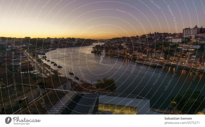 Blick von Vila Nova de Gaia Jardim do Morro über die Altstadt am Cais da Ribeira während der goldenen Stunde am Abend in Porto, Portugal reisen Großstadt Fluss