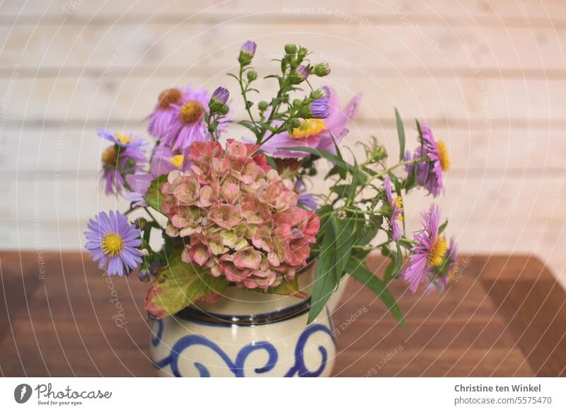 Kleiner Blumenstrauß im Herbst in einem Krug Blümchen Herbststrauß Gartenblumen quer durch den Garten Gartenblümchen blühend Geburtstag Geburtstagskarte Natur