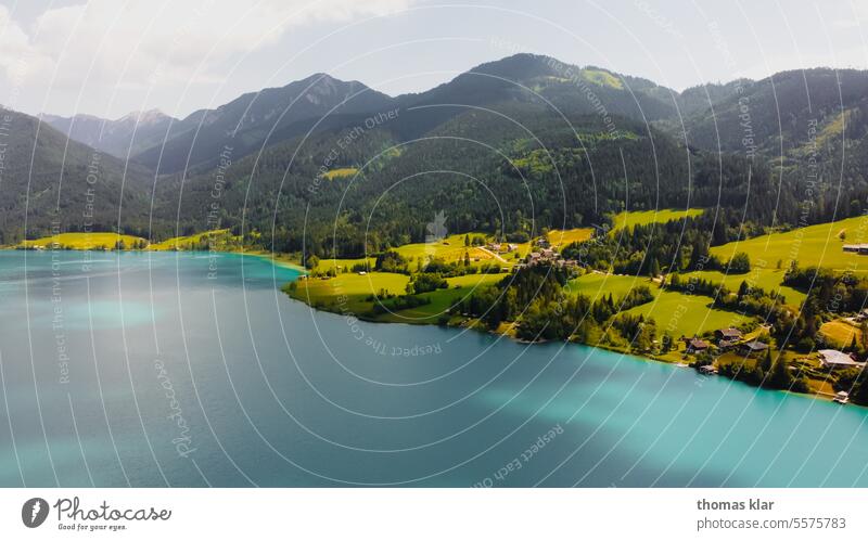 Weissensee in Kärnten See Natur Weissenssee Wasser Landschaft Außenaufnahme Farbfoto Seeufer Umwelt Reflexion & Spiegelung Wasserspiegelung friedlich Himmel