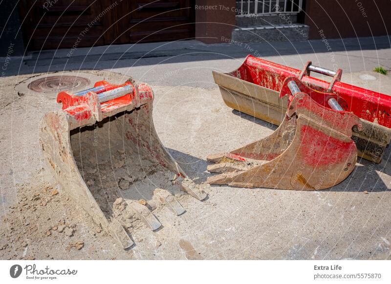 Tiefblick auf Baggerlöffel, verschiedene Typen, unterschiedliche Größen und Verwendungszwecke arsenal Baggerlader Klinge Eimer Baustelle Tiefbau Sammlung