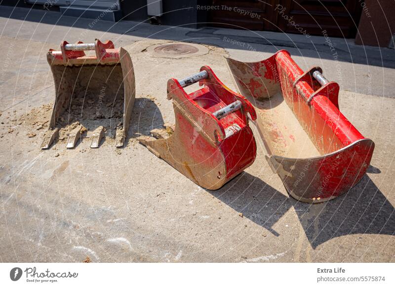 Tiefblick auf Baggerlöffel, verschiedene Typen, unterschiedliche Größen und Verwendungszwecke arsenal Baggerlader Klinge Eimer Baustelle Tiefbau Sammlung